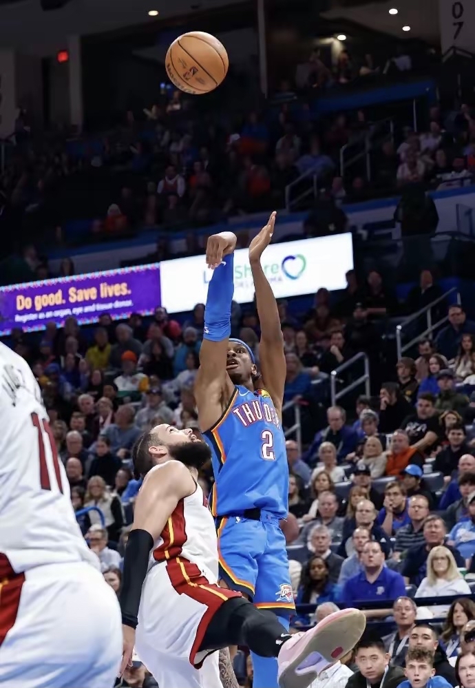 包含NBA常规赛集结日再迎强敌，俄克拉荷马雷霆篮板制胜，主帅态度——话题不断，控场能力受关注的词条